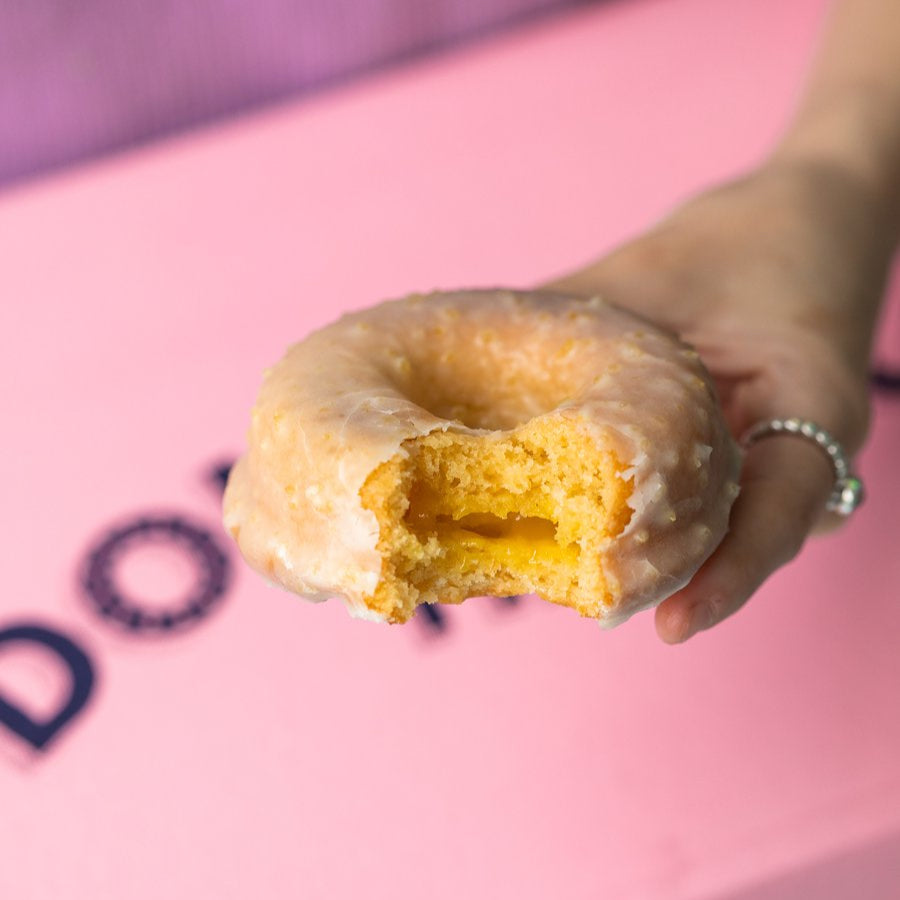"Baked Signature" gluten-friendly cake doughnut gift box