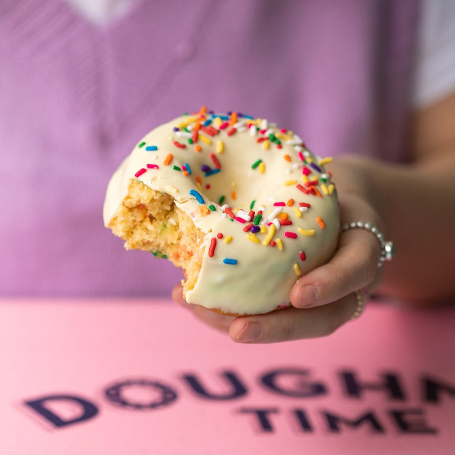 "Baked Signature" gluten-friendly cake doughnut gift box