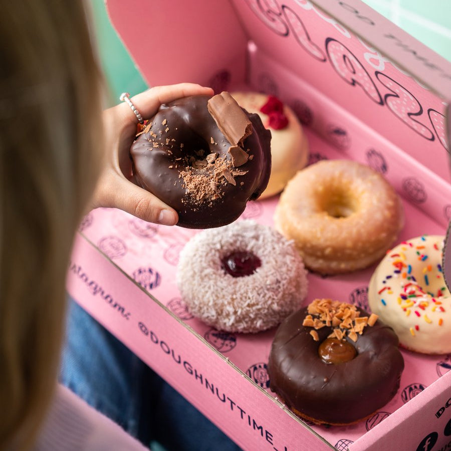 "Baked Signature" gluten-friendly cake doughnut gift box